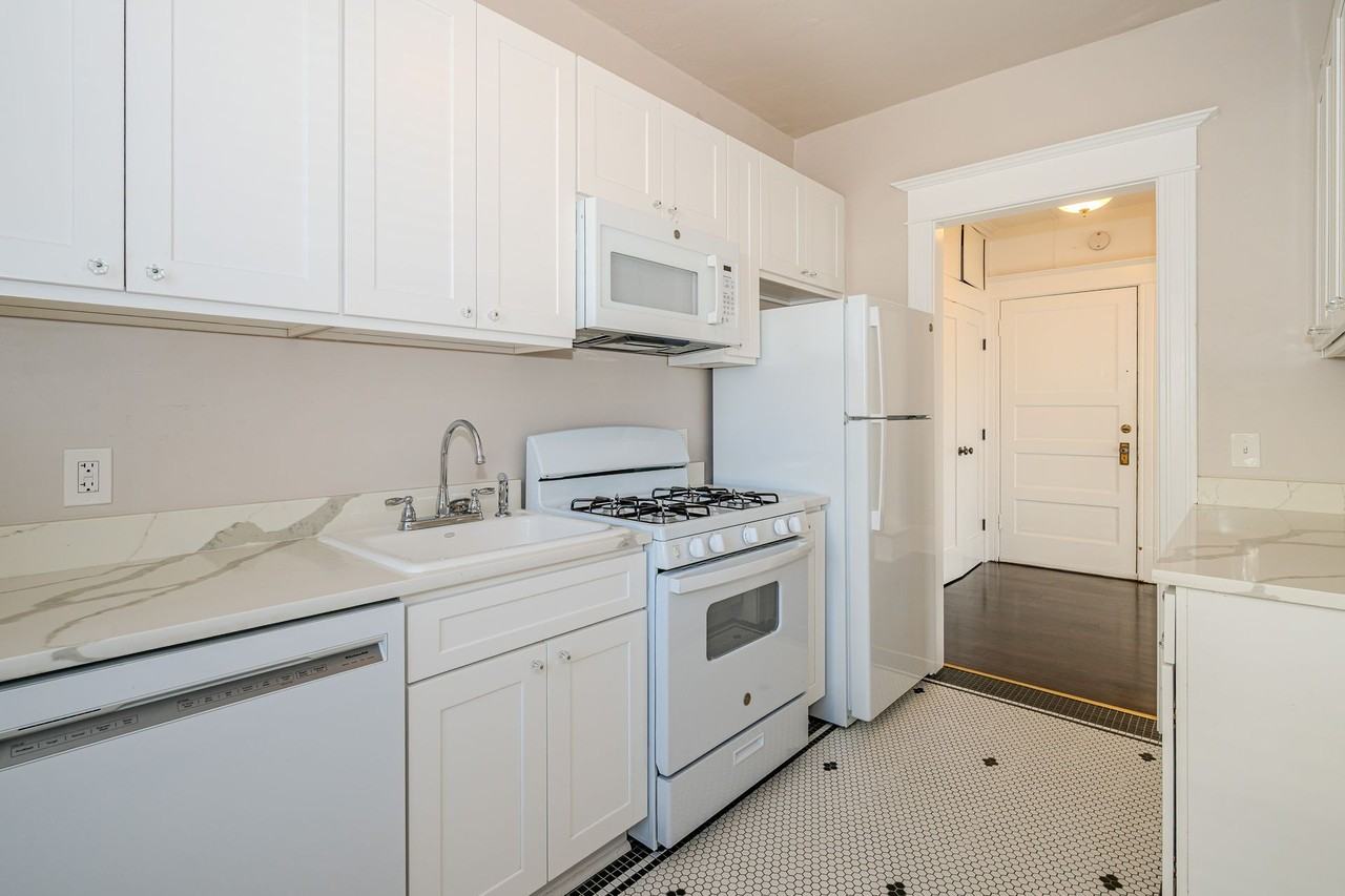 Goldie - Photo 5 of 11