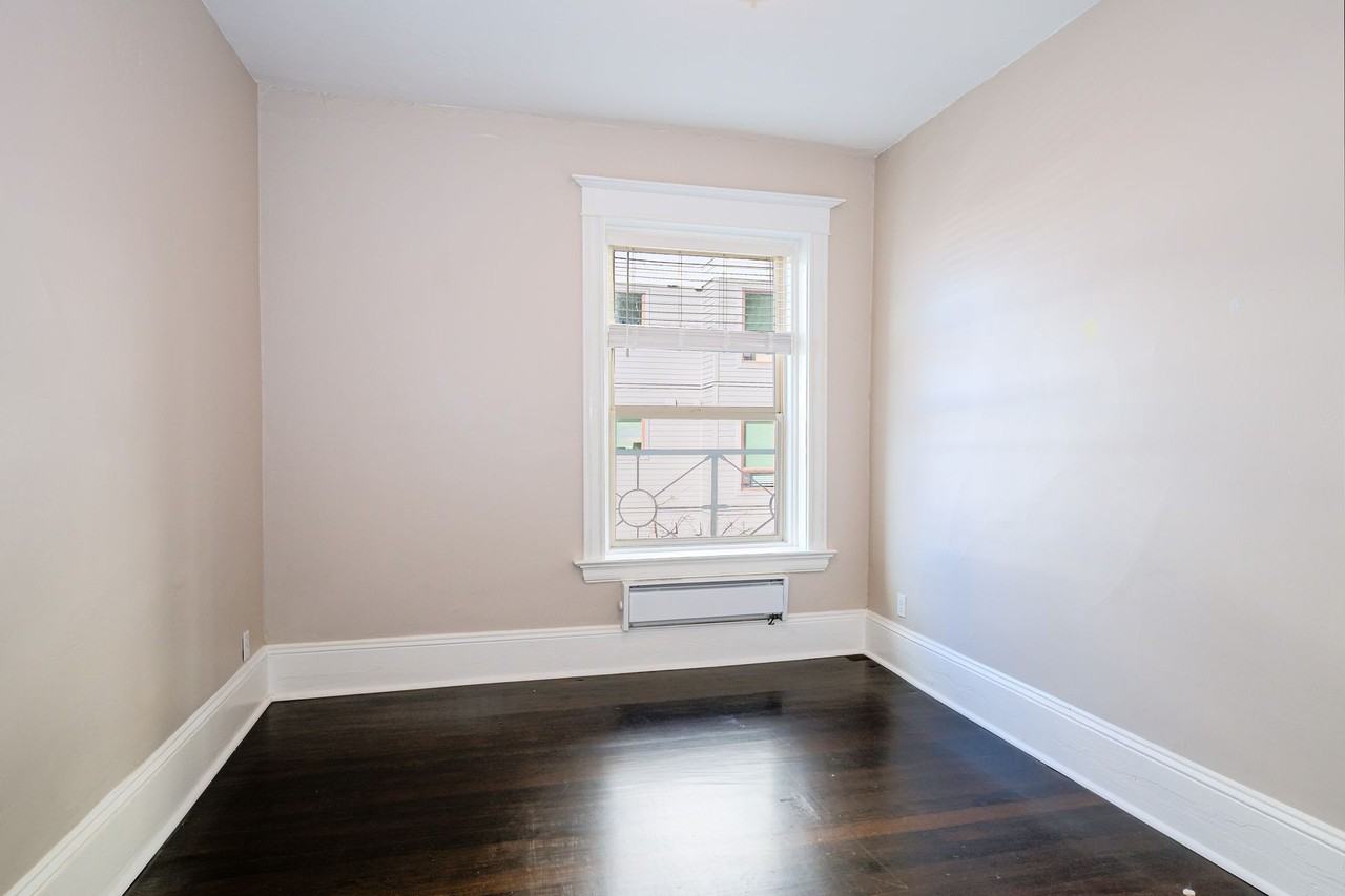 Goldie - Photo 7 of 11