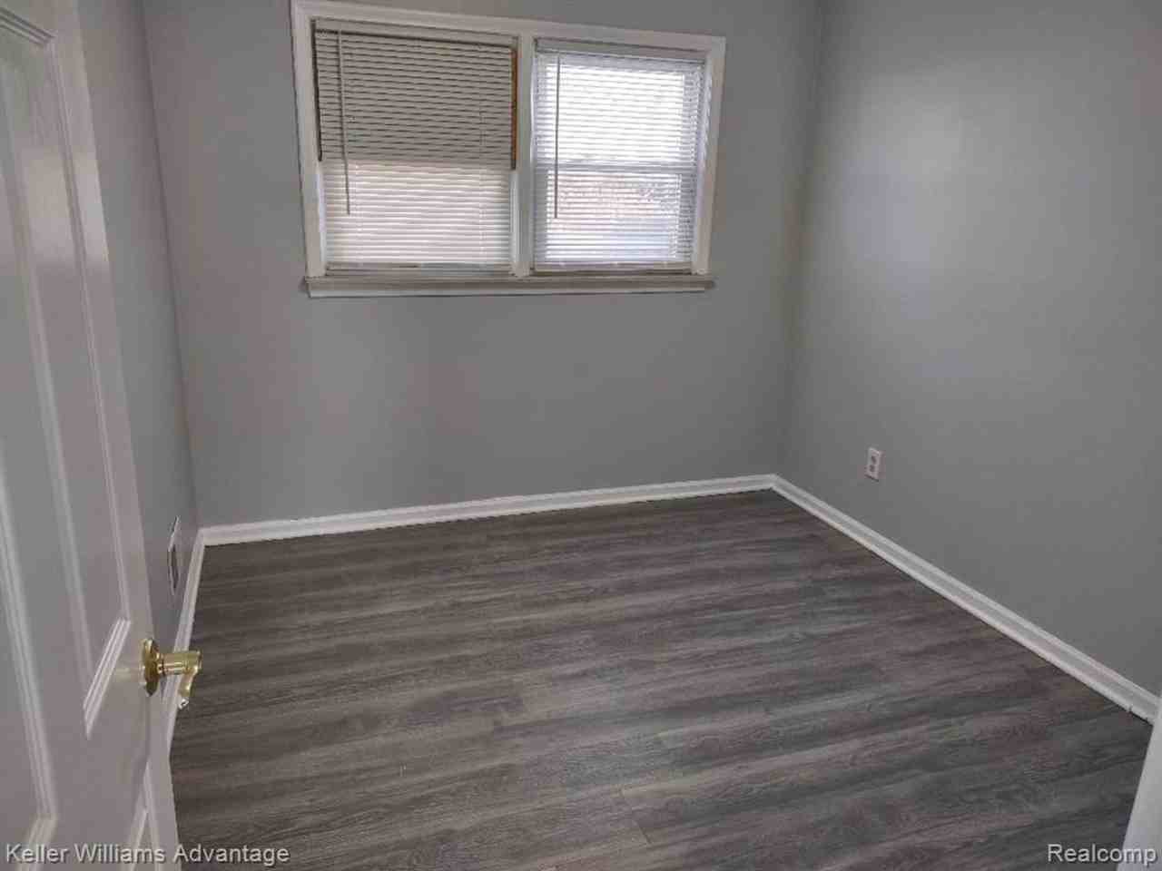 31266 Hathaway St - Photo 3 of 10