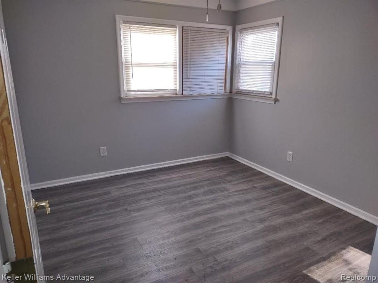 31266 Hathaway St - Photo 4 of 10