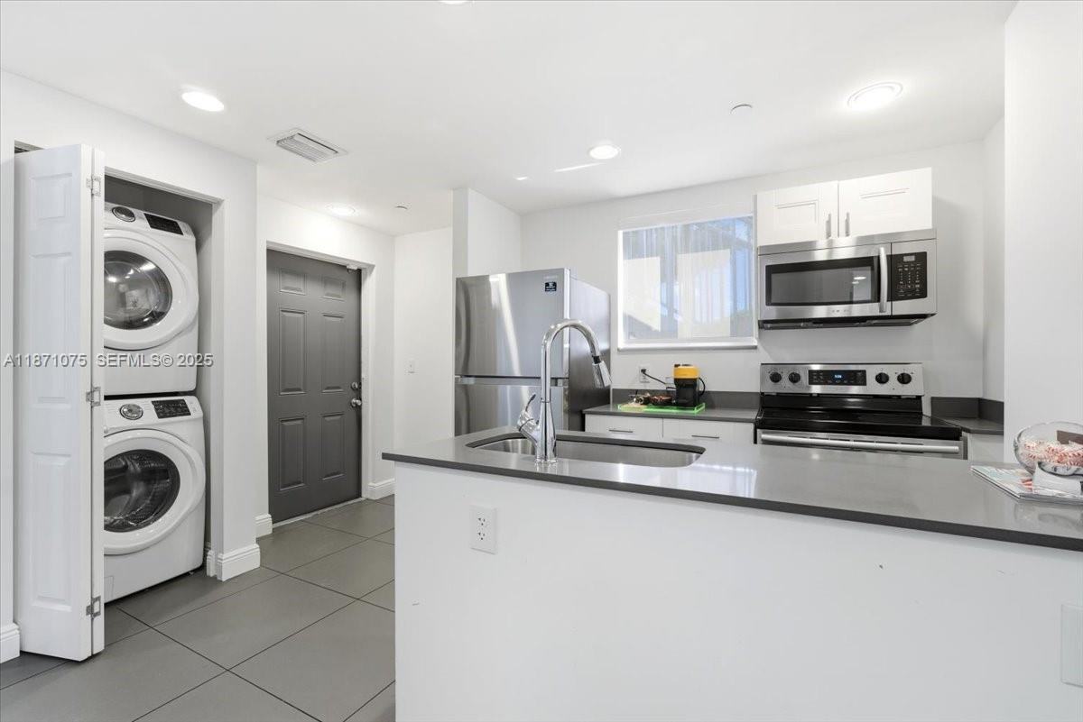 541 Northwest 33rd Street ##1 - Photo 2 of 16