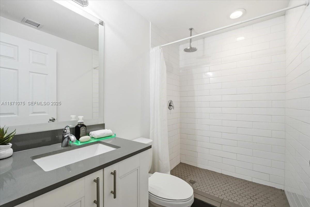 541 Northwest 33rd Street ##1 - Photo 3 of 16