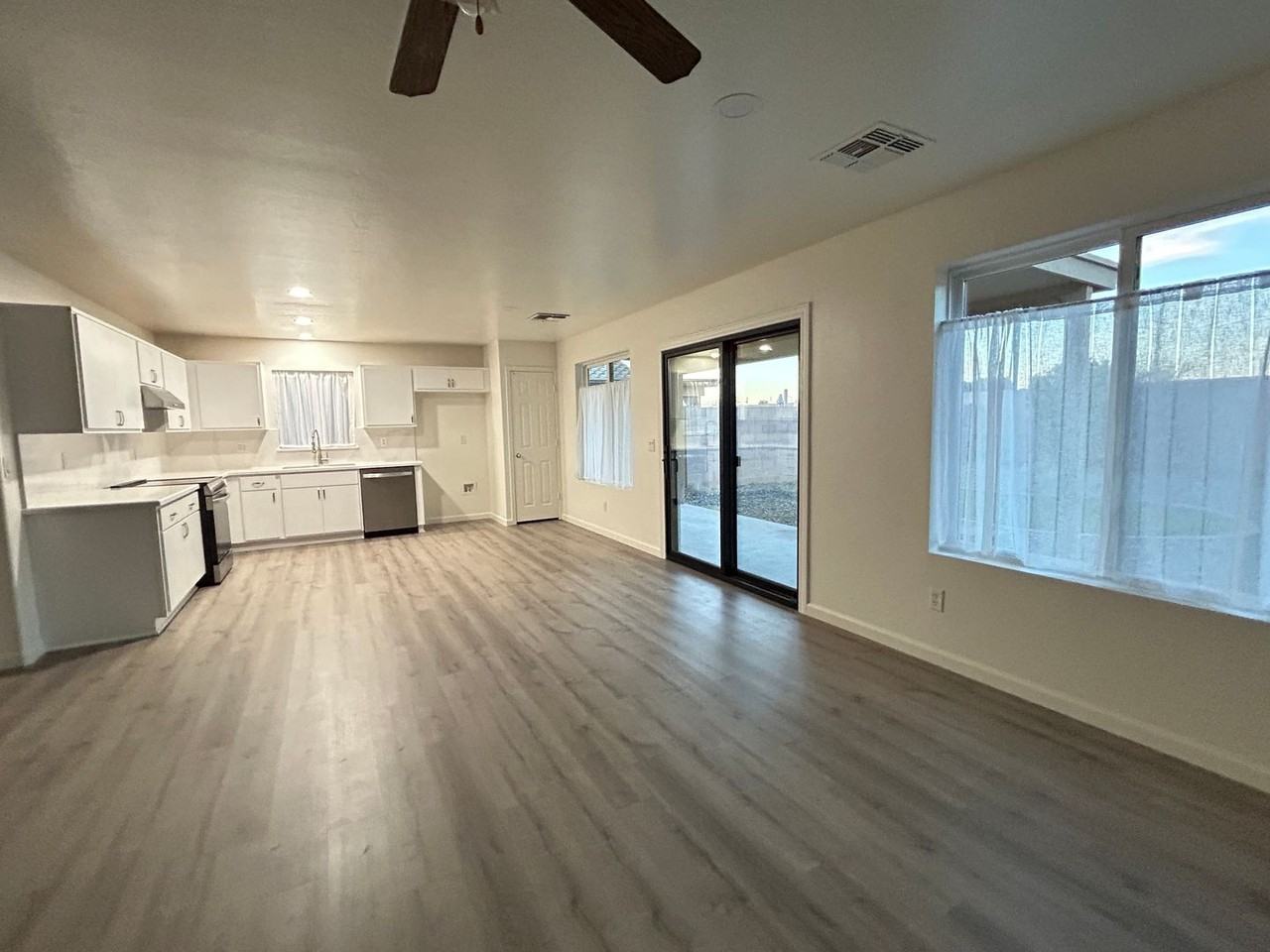 10542 W Alvarado Rd - Photo 2 of 28