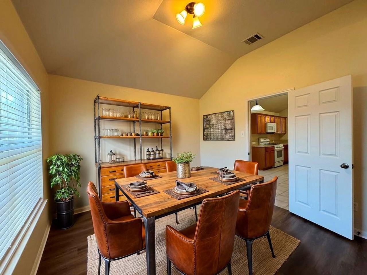 13212 Kenswick Dr - Photo 3 of 40