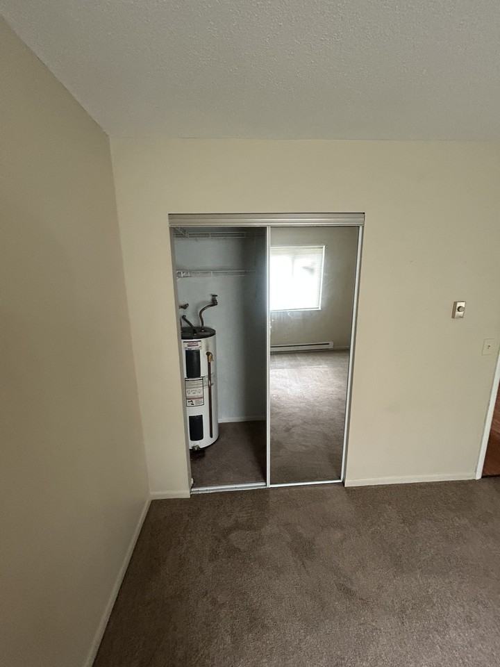 916 South Byrne Road - Photo 5 of 7