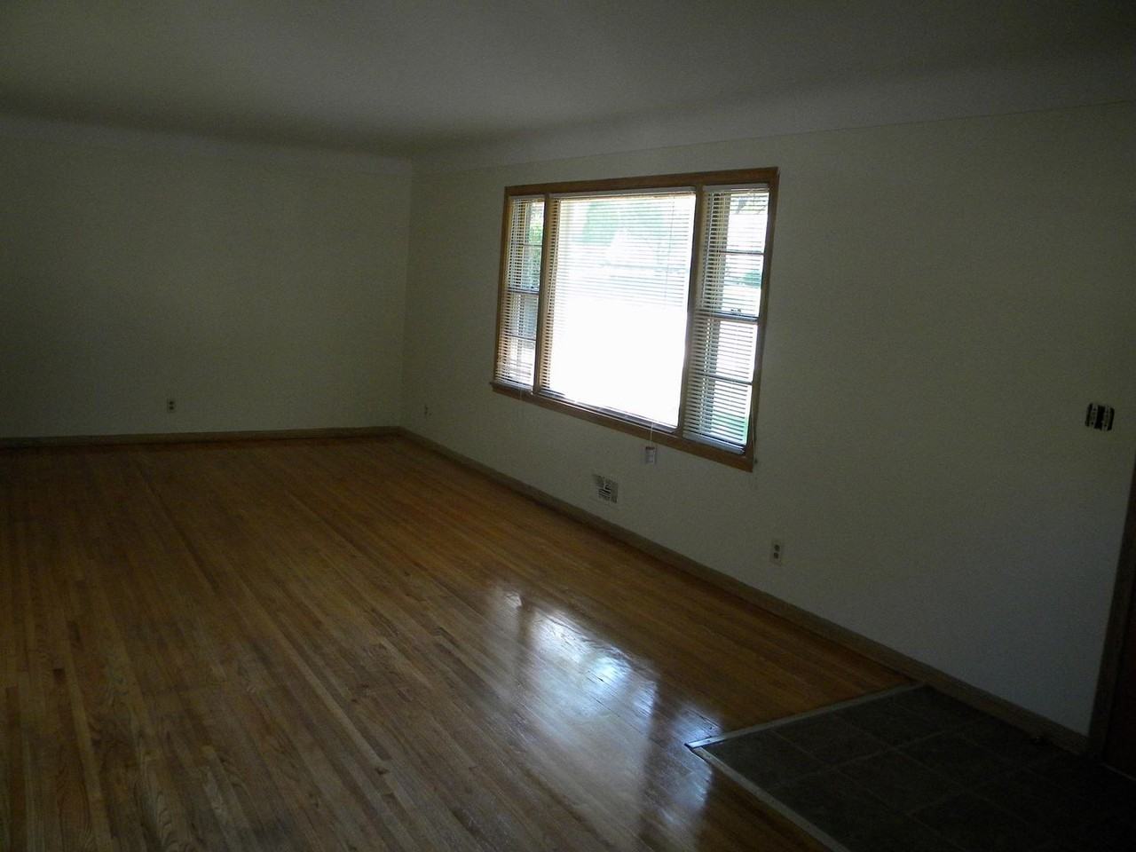 2905 32nd Ave Ne - Photo 5 of 11