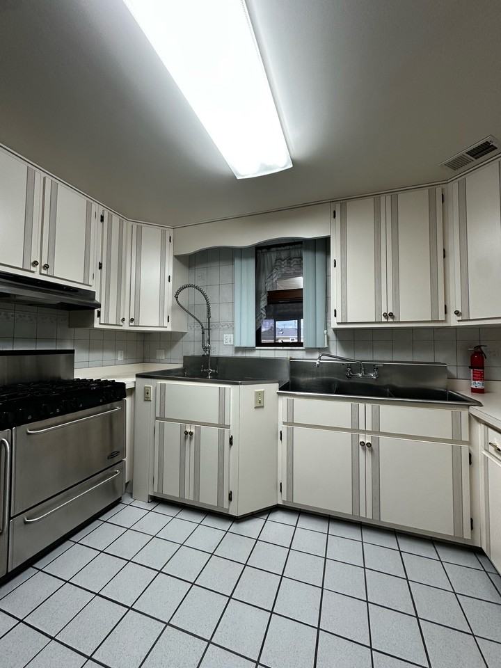 440 Drummond Street - Photo 4 of 34