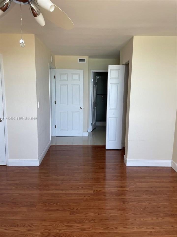 7135 Collins Avenue ##832 - Photo 6 of 14