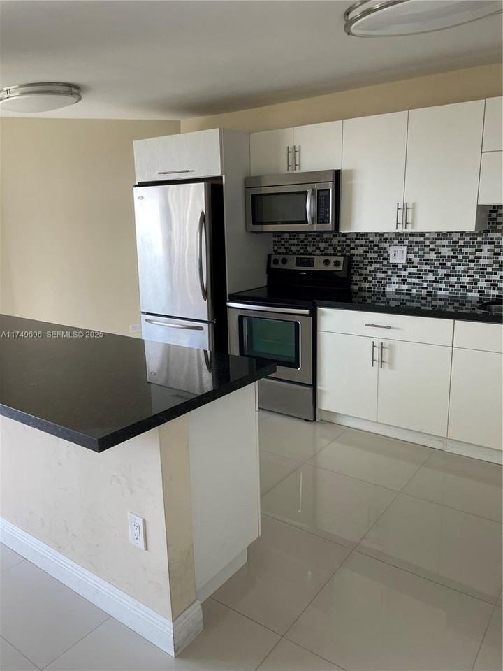 7135 Collins Avenue ##832 - Photo 7 of 14