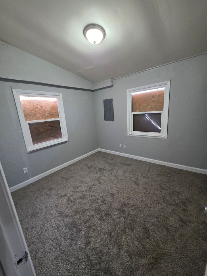 400 Saint Thomas Ln - Photo 7 of 9