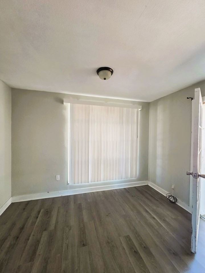 1423 Bryant St - Photo 2 of 10