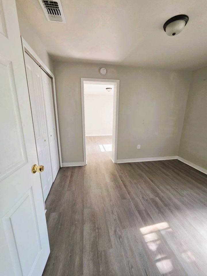 1423 Bryant St - Photo 4 of 10