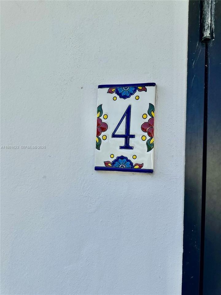 4204 Southwest 14th Street ##4 - Photo 3 of 10