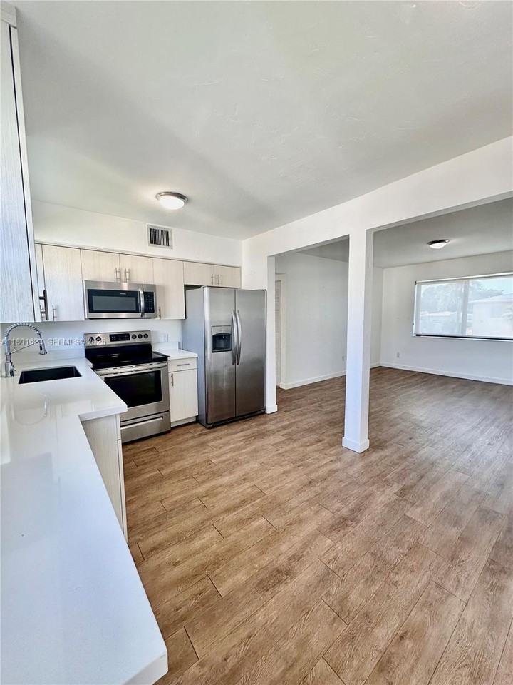 4204 Southwest 14th Street ##4 - Photo 4 of 10