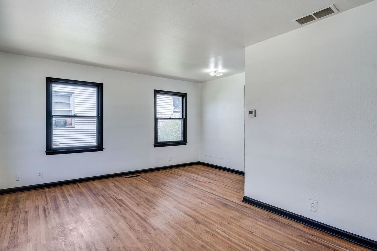 1842 N Chautauqua Ave - Photo 2 of 13