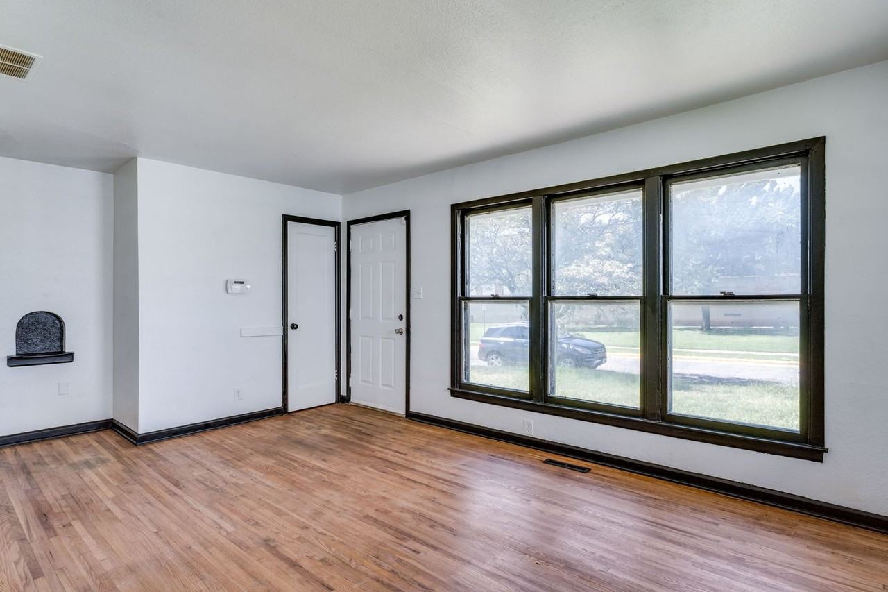 1842 N Chautauqua Ave - Photo 3 of 13