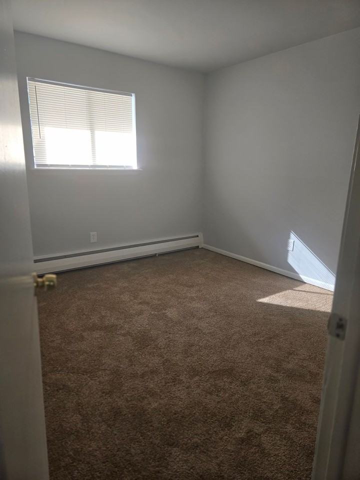 1045 N Saint Lucas St - Photo 3 of 9