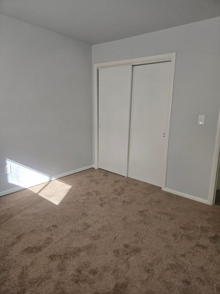 1045 N Saint Lucas St - Photo 4 of 9