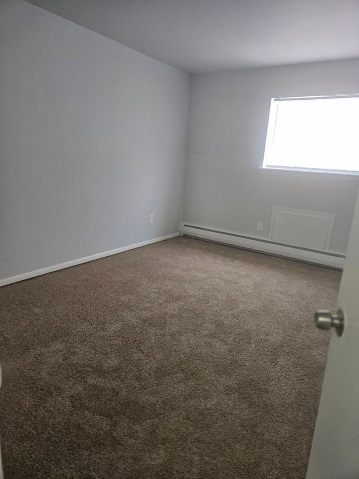 1045 N Saint Lucas St - Photo 6 of 9