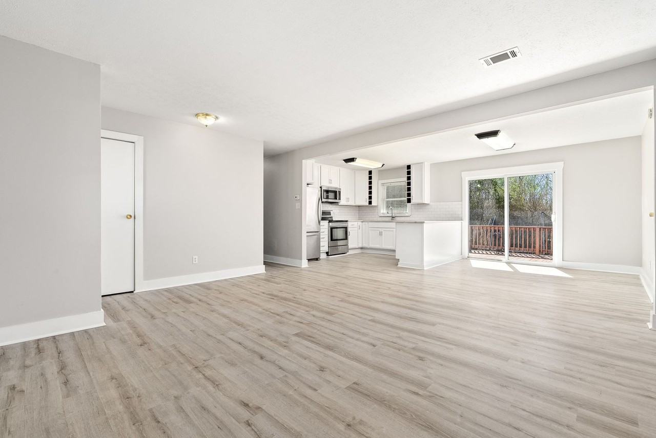 1005 Crawford Rd - Photo 4 of 17