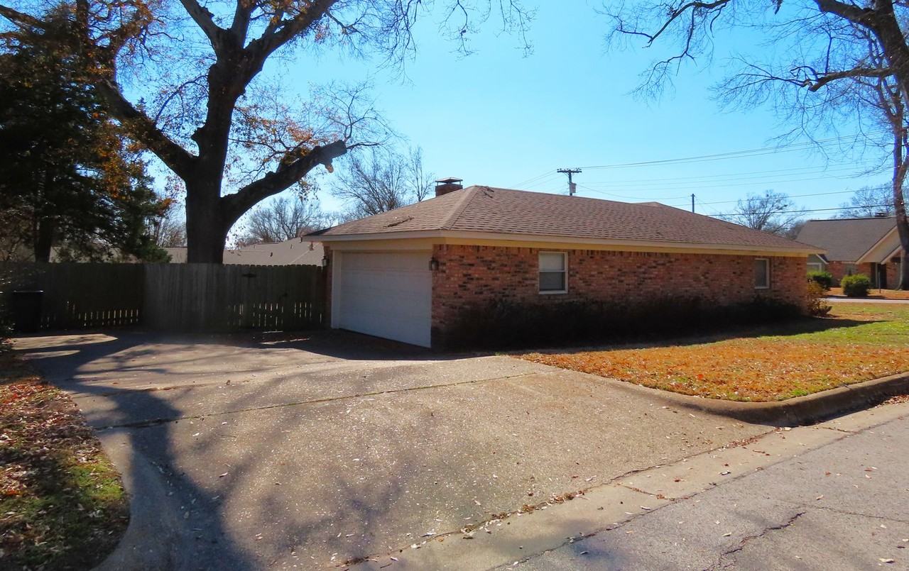 3800 Brookwood Dr - Photo 2 of 34