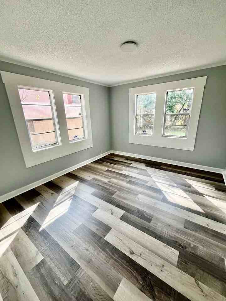 1028 W 11th St - Photo 3 of 7