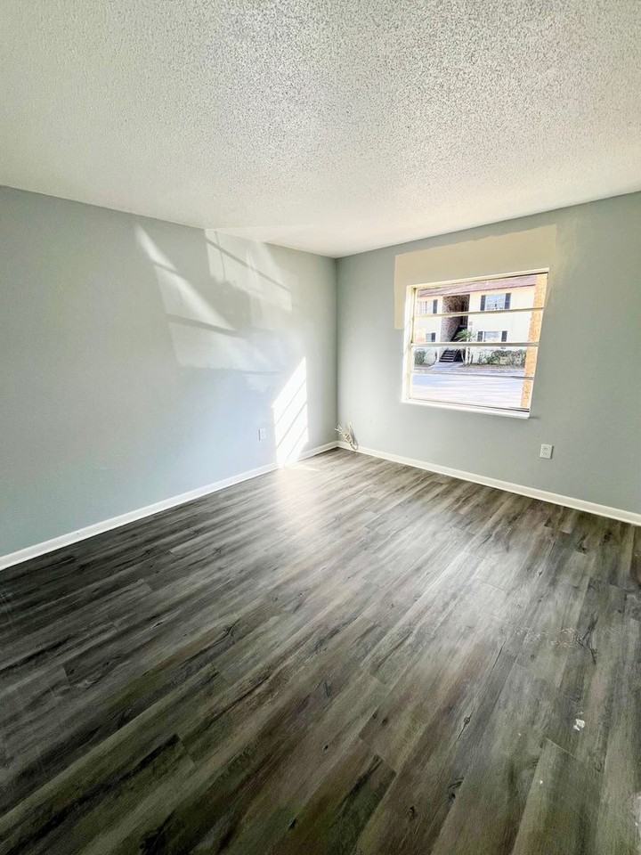 927 N Iowa Ave - Photo 4 of 7