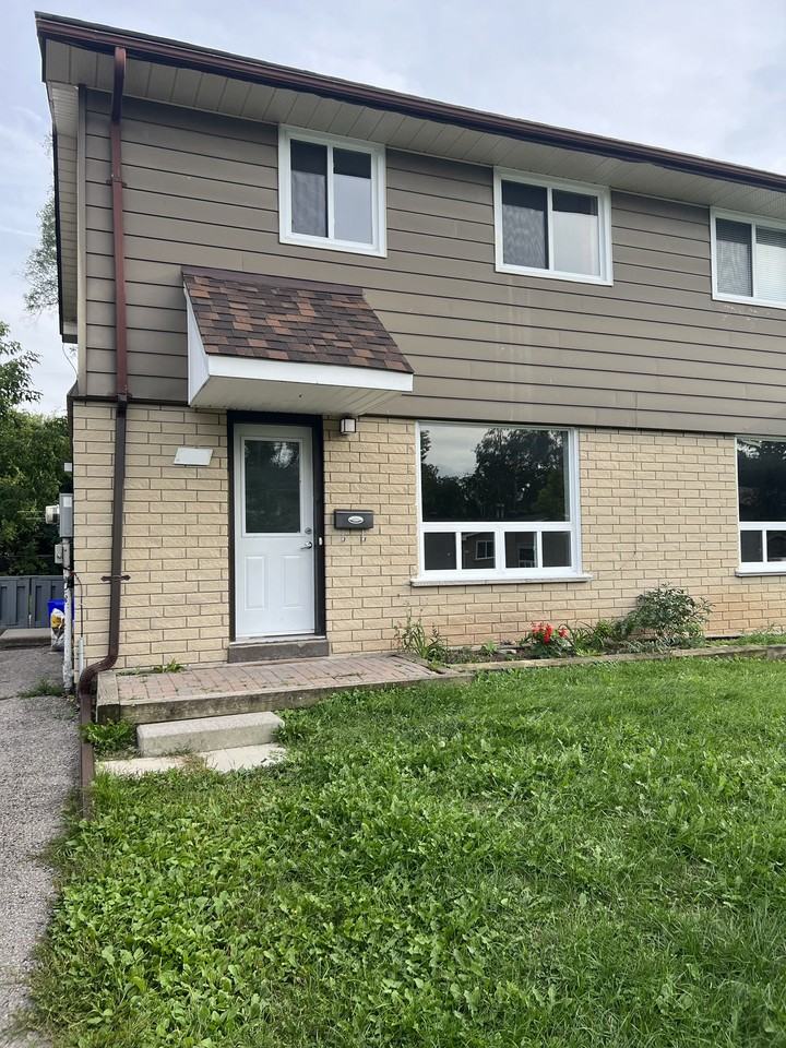 273 Denne Cres - Photo 3 of 14