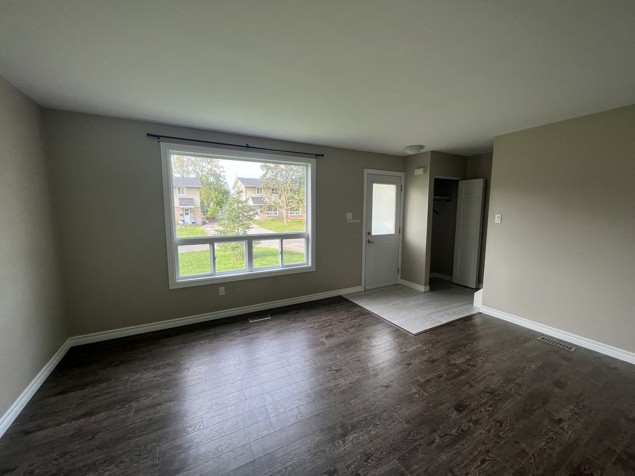 273 Denne Cres - Photo 4 of 14