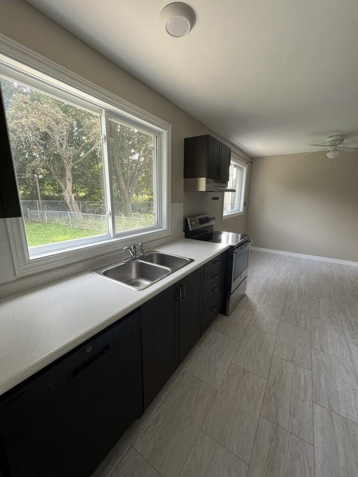 273 Denne Cres - Photo 7 of 14