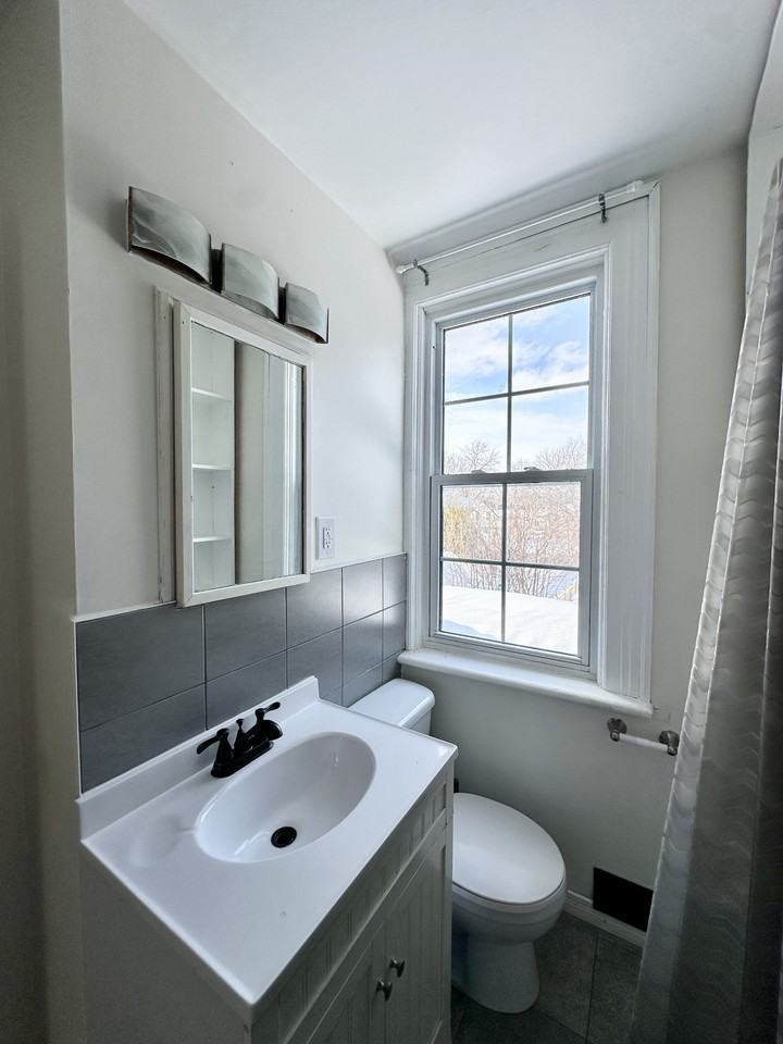 74 Adelaide St S - Photo 6 of 18