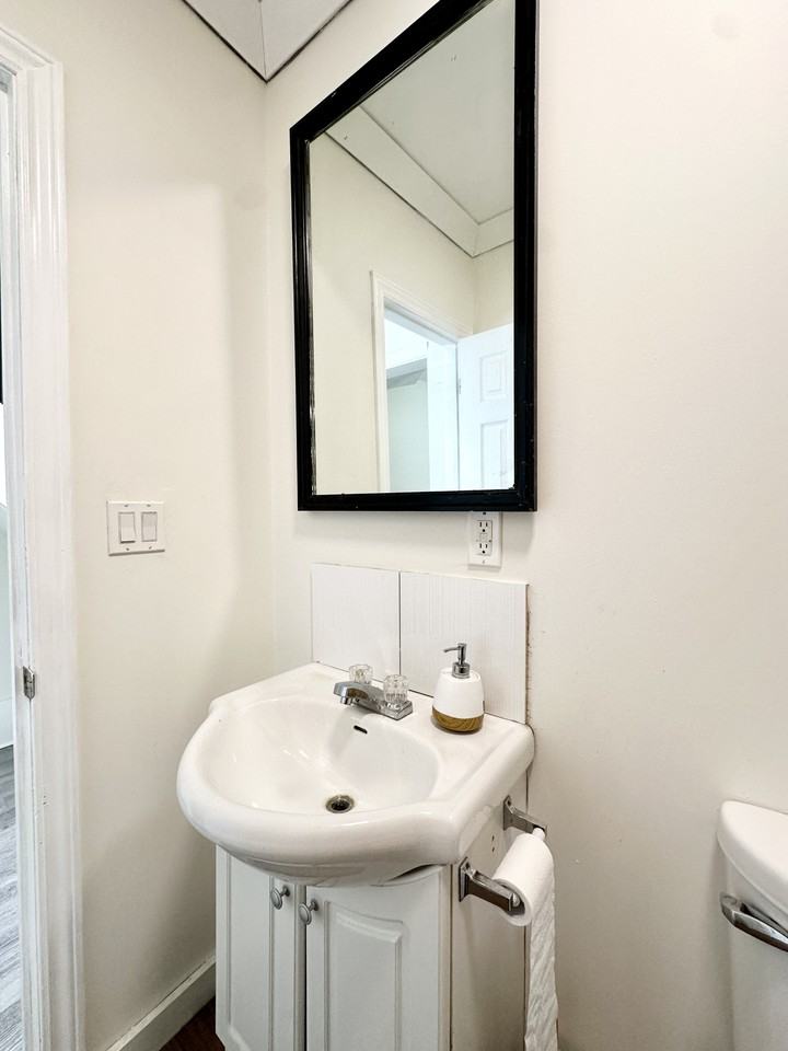 74 Adelaide St S #R6 - Photo 7 of 15