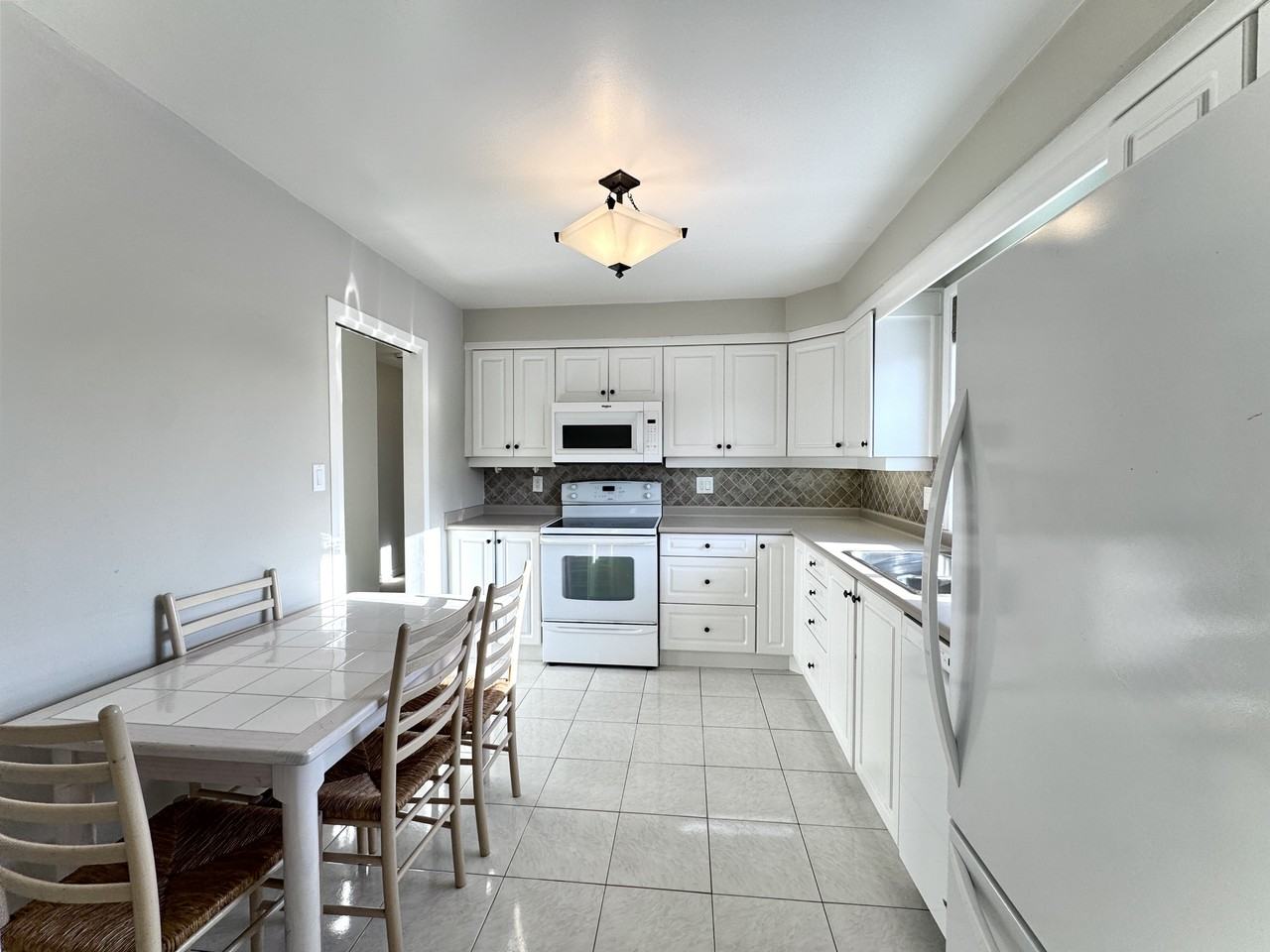 2294 Wyandotte Dr - Photo 3 of 26