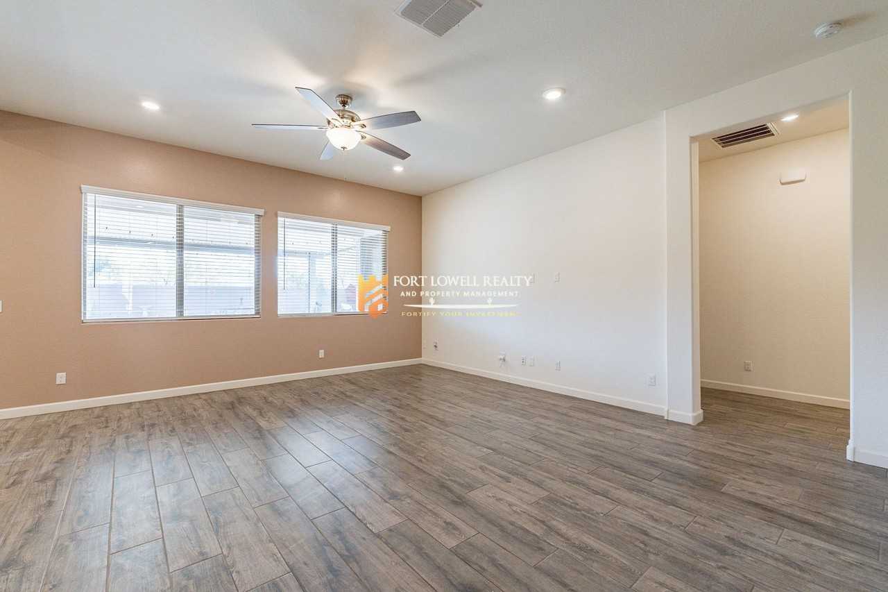 2811 W Pollack St - Photo 5 of 42