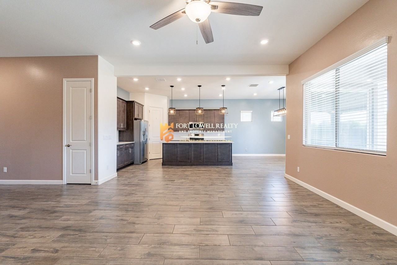 2811 W Pollack St - Photo 7 of 42