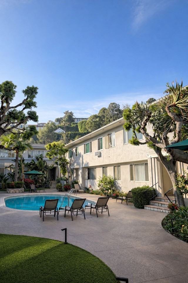 Bright & Spacious Renovated Apartments – Prime West Hollywood Location - Photo 2 of 12