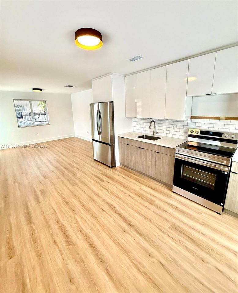 3532 Northwest 6th Street - Photo 3 of 11