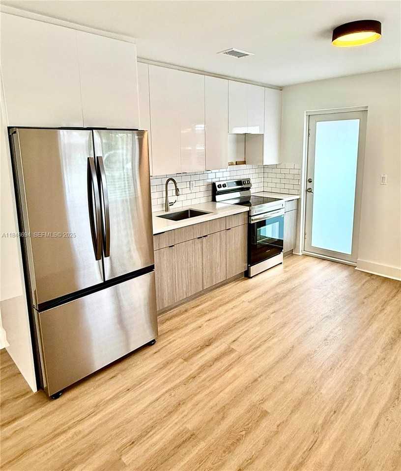 3532 Northwest 6th Street - Photo 4 of 11