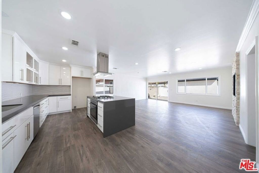 8432 Glenoaks Blvd - Photo 5 of 50