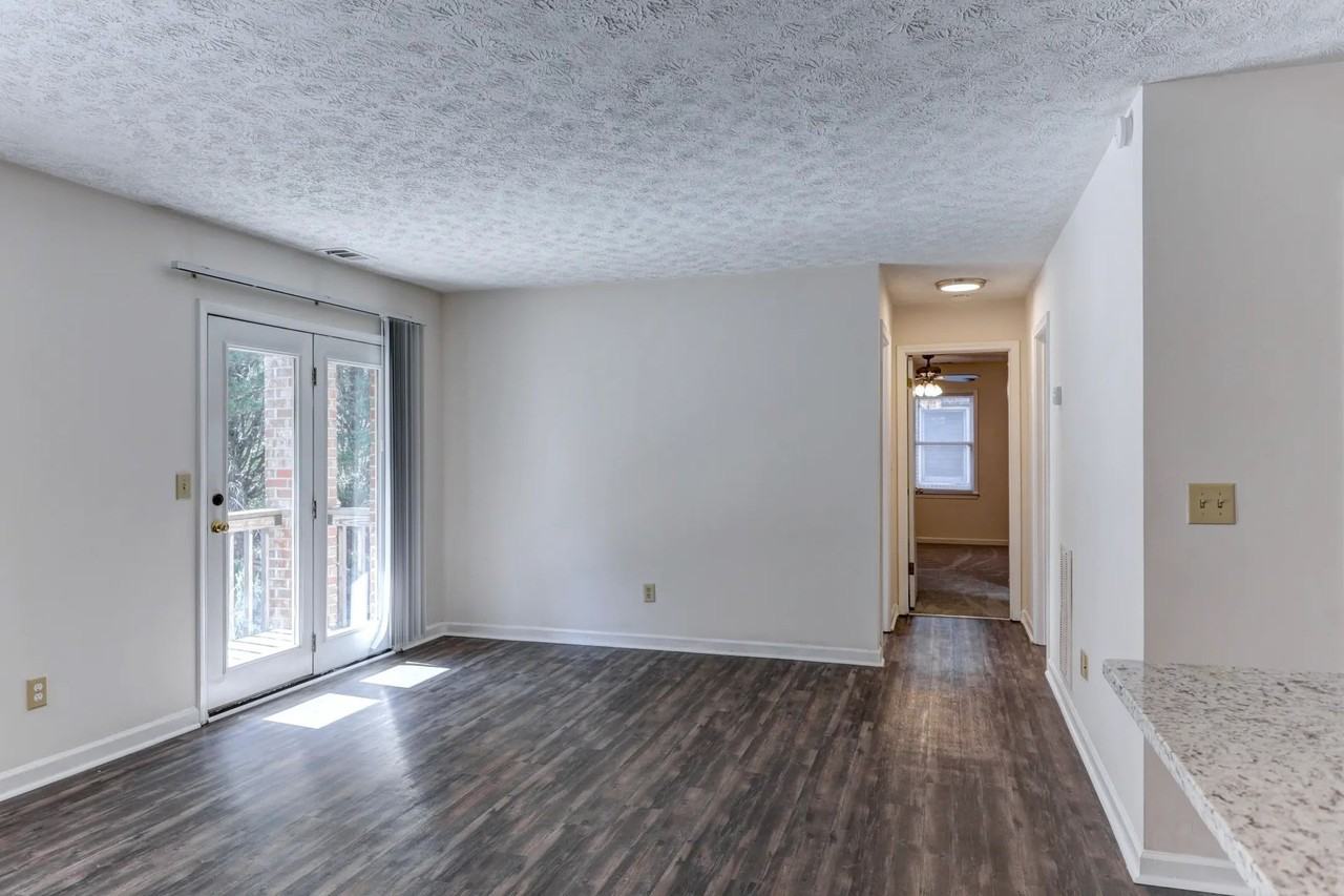 Crown Point Apartments - Photo 5 of 35