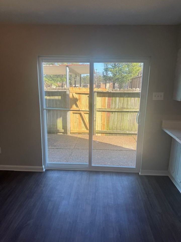 996 University St - Photo 2 of 14