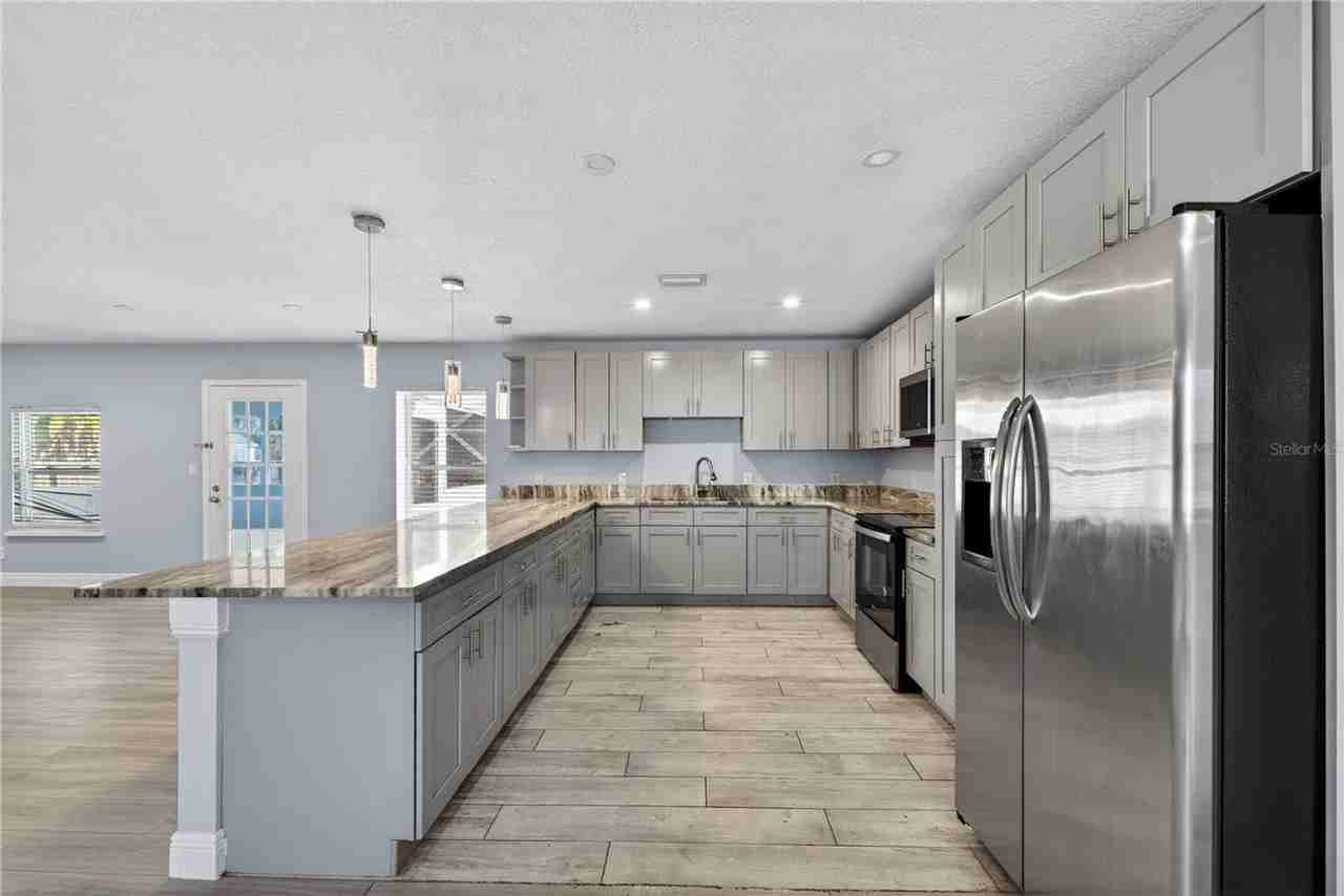 709 S Dillingham Ave - Photo 5 of 43