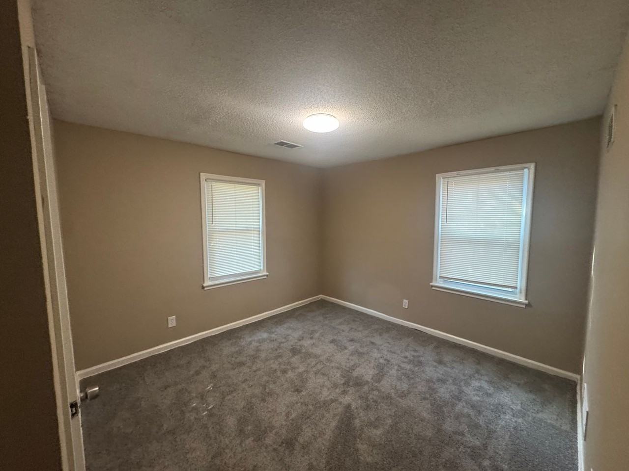 390 Sullivan Dr - Photo 2 of 5