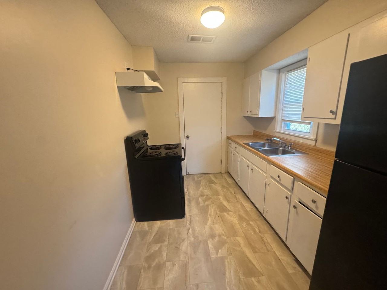390 Sullivan Dr - Photo 3 of 5