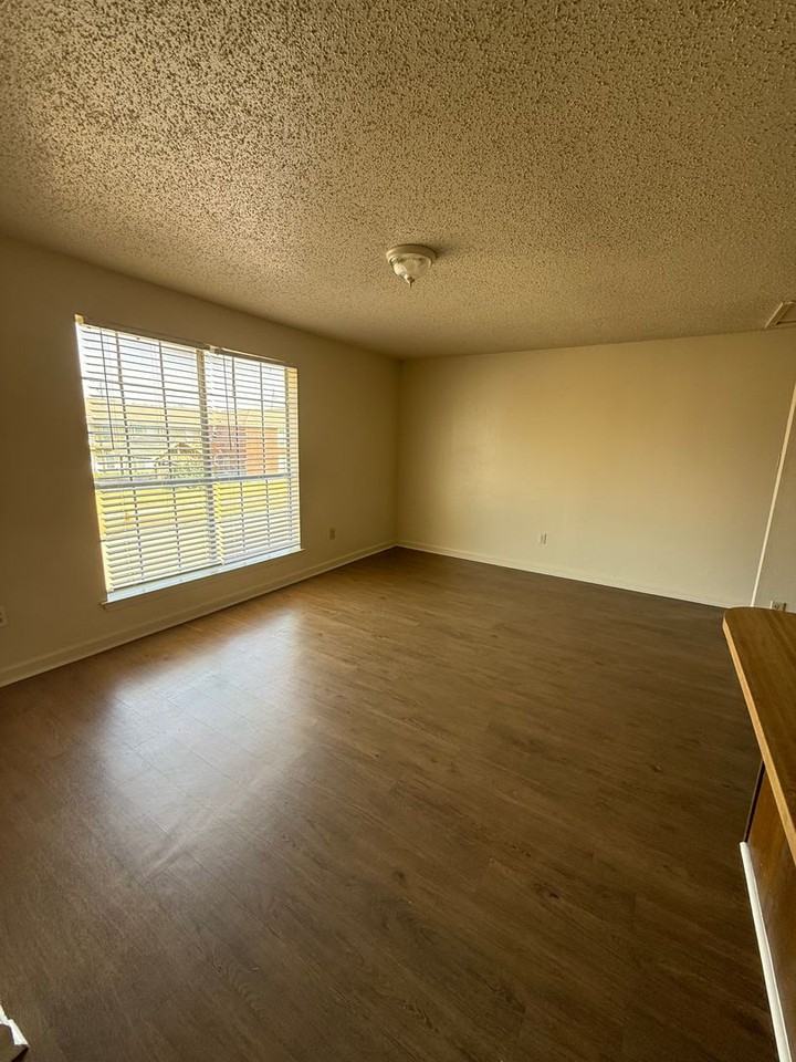 DM 8070 NED AVE. - Photo 3 of 14
