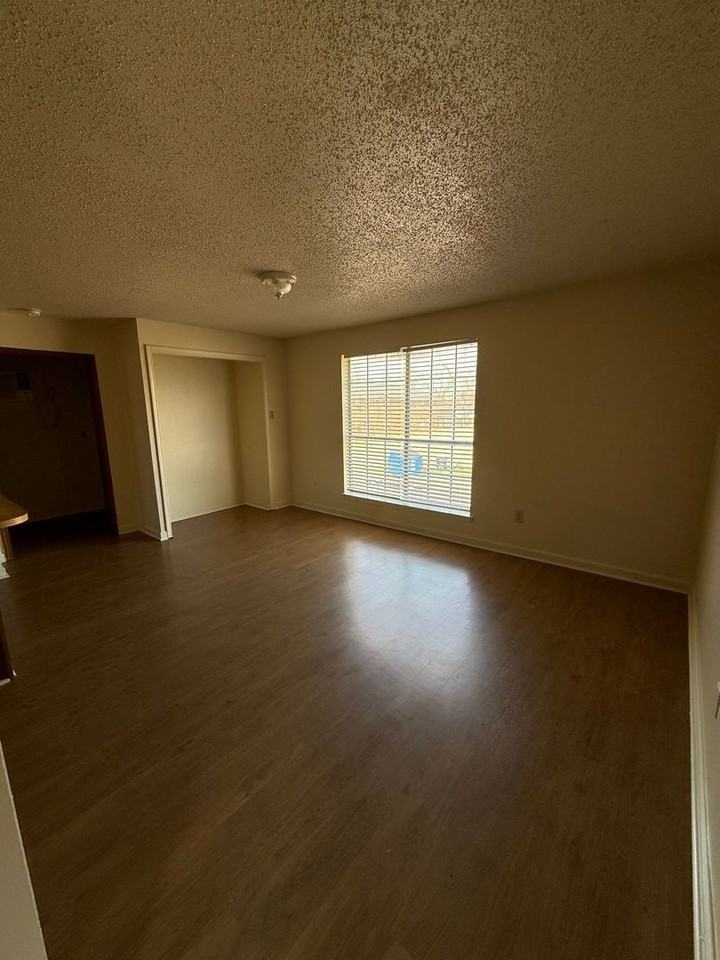 DM 8070 NED AVE. - Photo 7 of 14