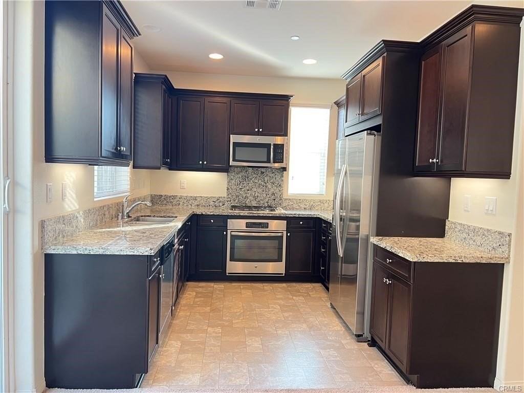 663 Huron Pl - Photo 4 of 12