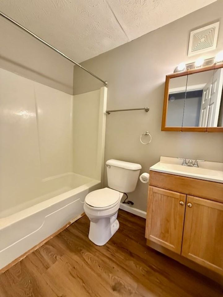 133 N West St Apt B6 #B6 - Photo 4 of 5