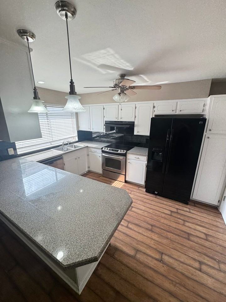 906 E Kings Hwy - Photo 3 of 9