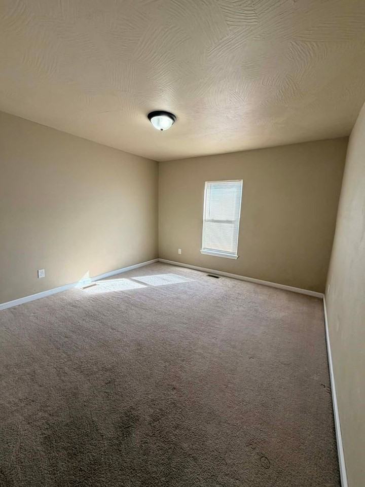 2226 S Moffet Ave - Photo 5 of 19